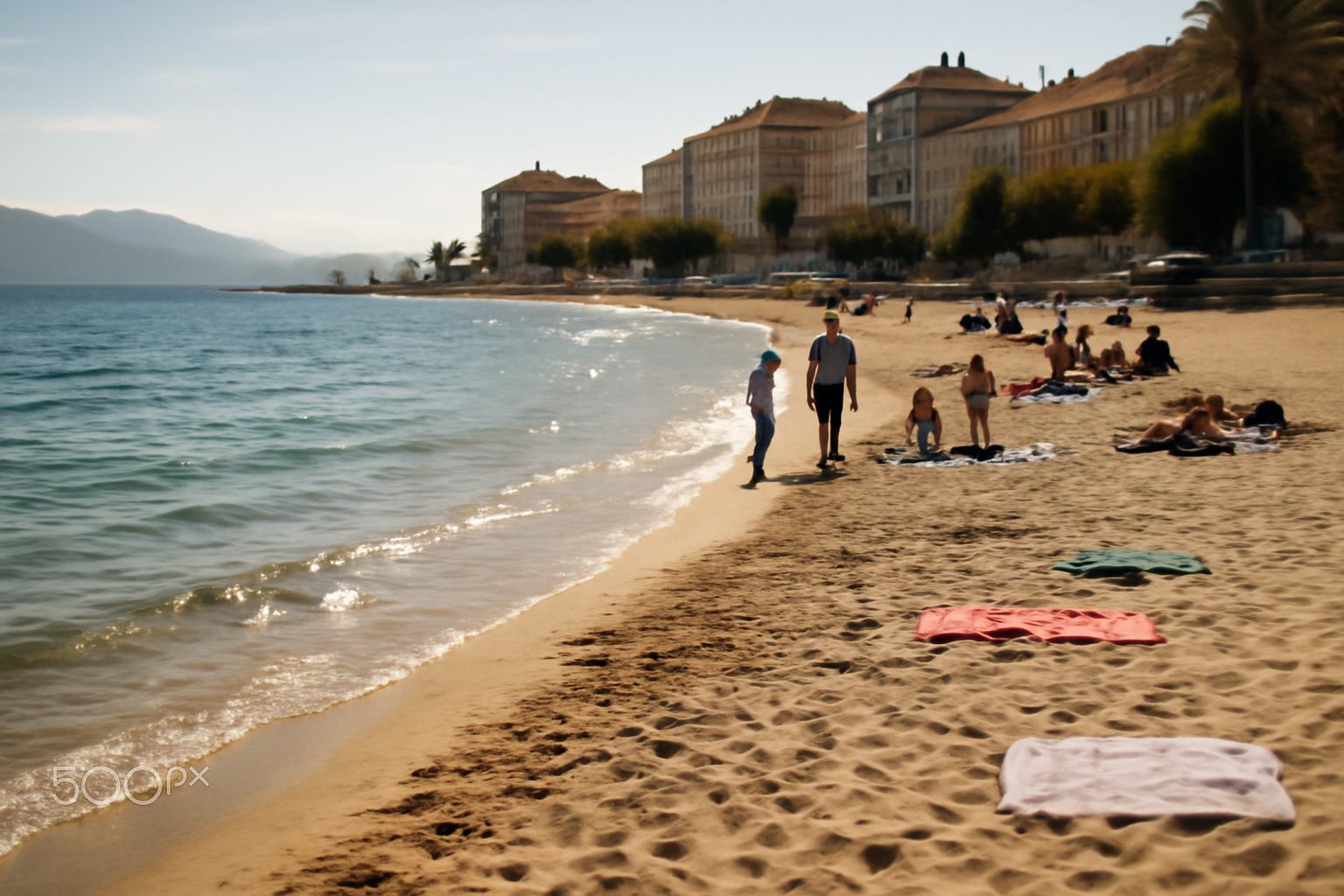 Plage Ajaccio : baignade près du rivage, eau claire et promeneurs